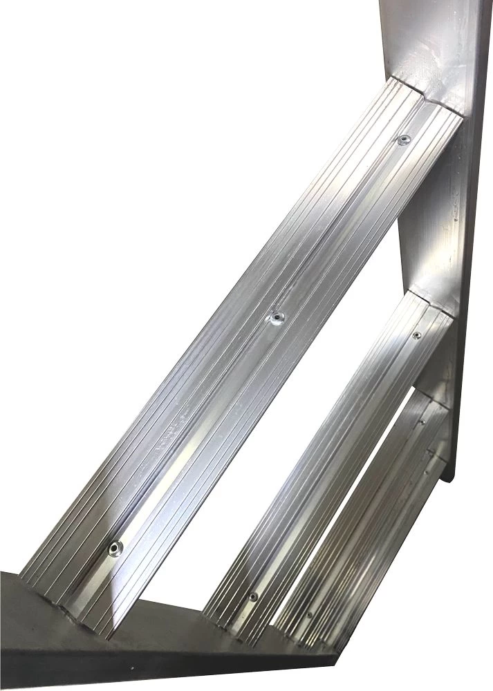 Лестница алюминиевая односекционная приставная с широкой ступенью Алюмет 1х18 от магазина Бери-Неси.ру