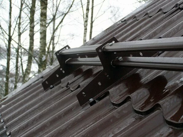 Снегозадержатель трубчатый для металлочерепицы BORGE 3000 4 опоры RAL 3005 от магазина Бери-Неси.ру